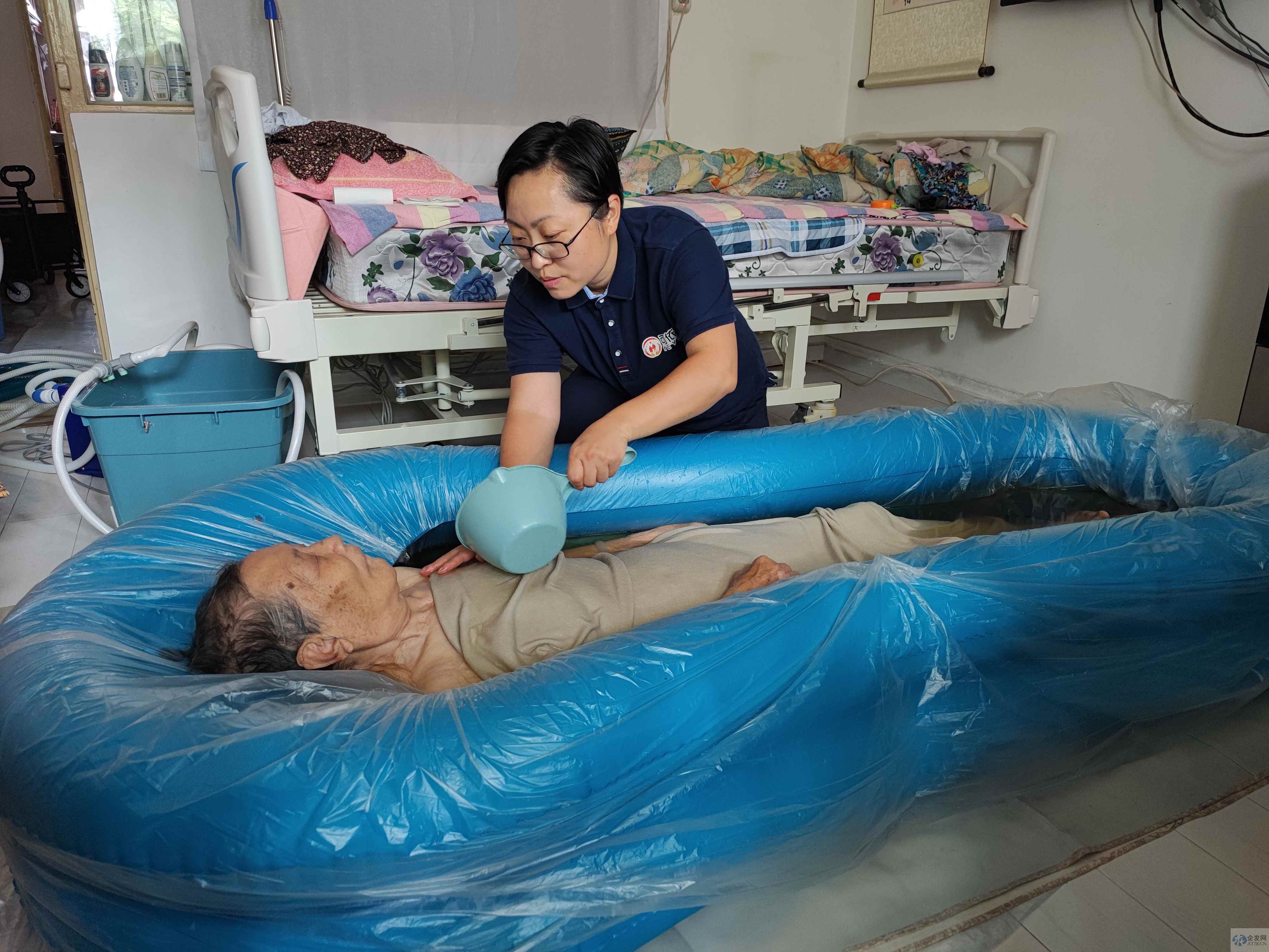 陪诊师、助浴师等新兴职业潮涌,居家养老成了创业风口? 陪诊师、助浴师等新兴职业潮涌,居家养老成了创业风口?