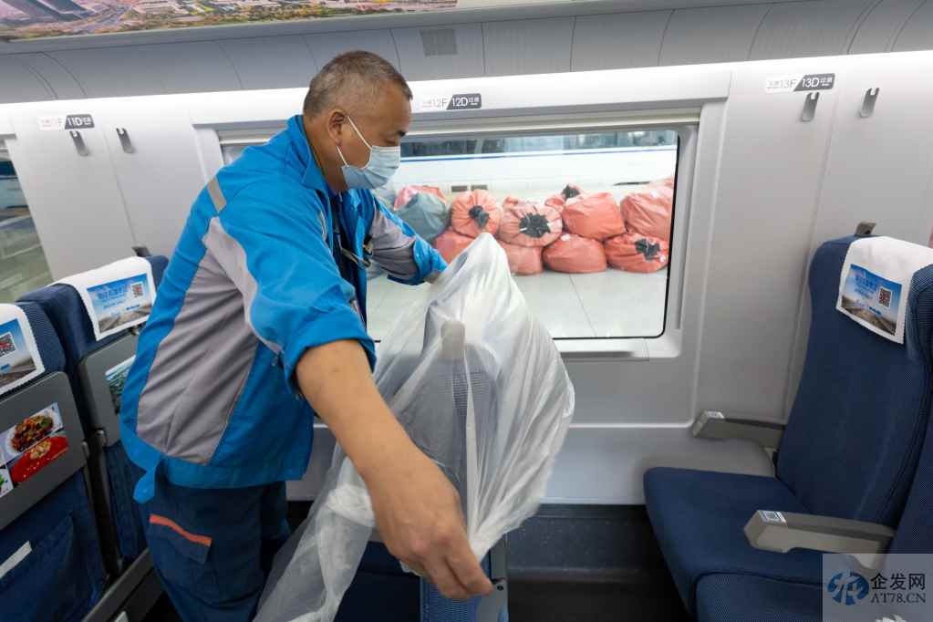 “双11”快递拼服务：保障送货上门，鼓励绿色回收