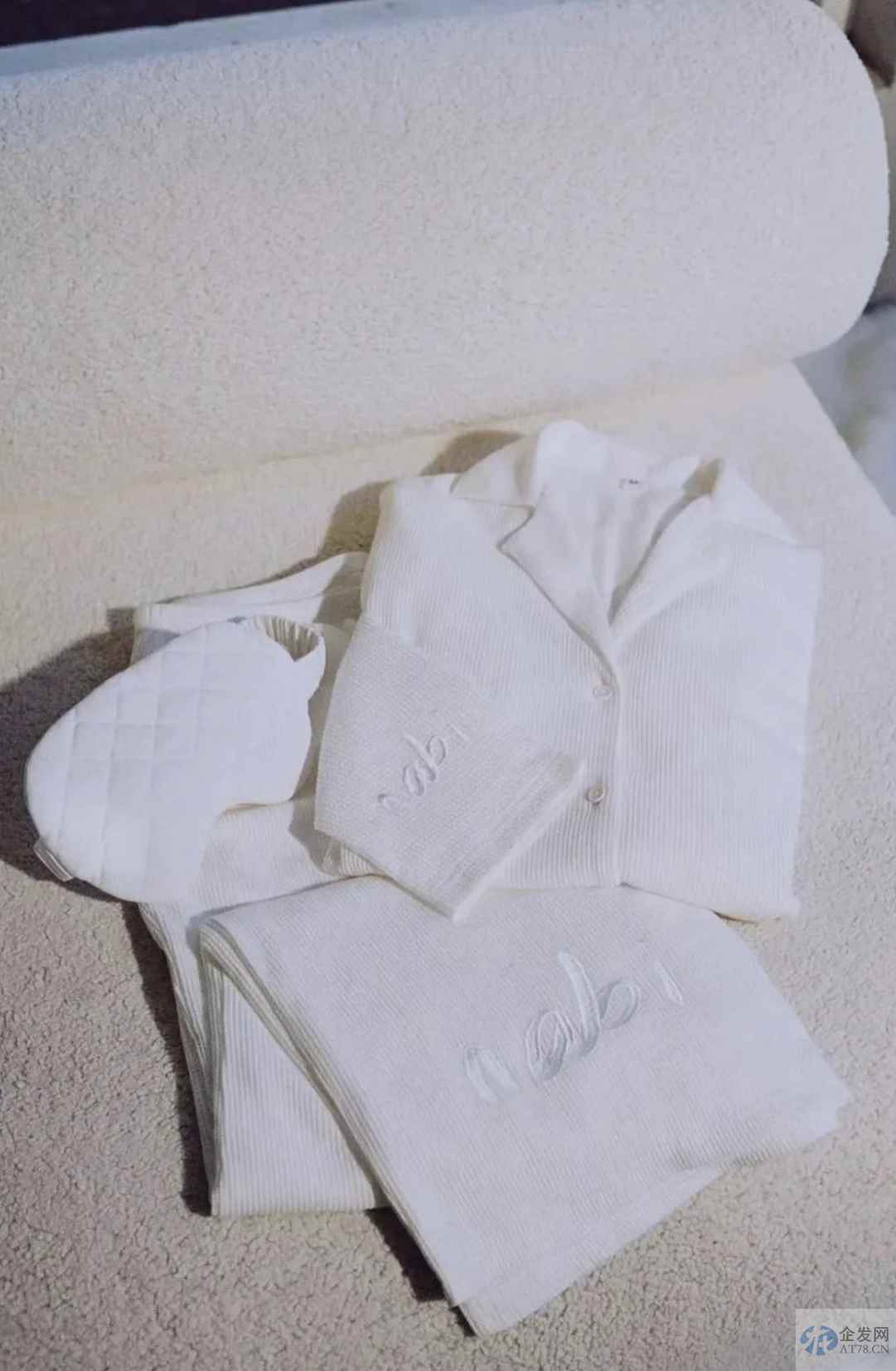 欧阳娜娜被指“收割粉丝”：一件浴袍卖988元，业内称成本不足百元