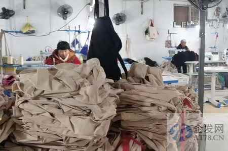 困在小作坊的农村女工：踩缝纫机月入千元，“不想再过这样的哑巴日子”