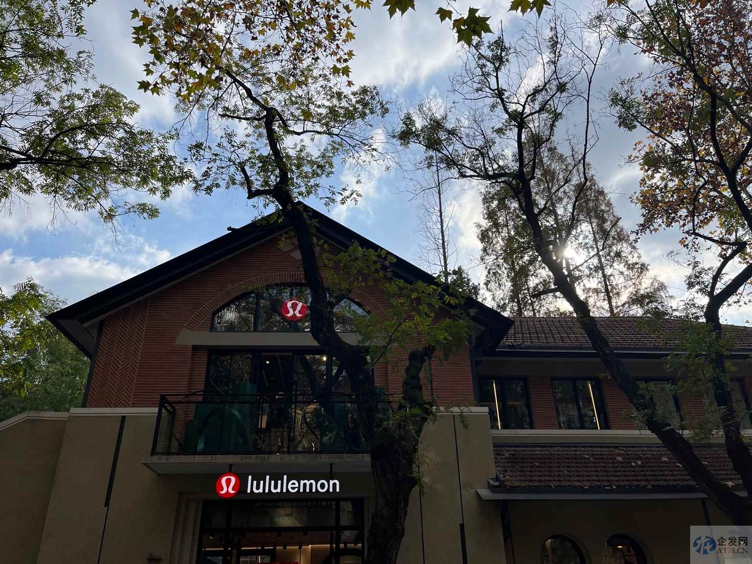 “中产收割机”Lululemon三季度毛利下降,库存高企 “中产收割机”Lululemon三季度毛利下降,库存高企