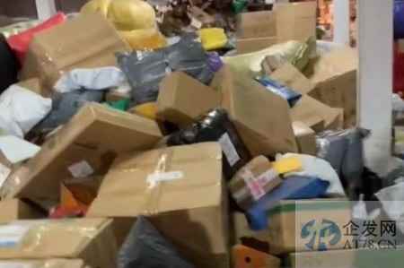 多地快递网点停摆，日薪400元招不到临时工，上万件快递堆积如山