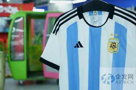 阿根廷夺冠，阿迪达斯笑了！球迷疯狂剁手买球衣，梅西同款战靴炒至万元