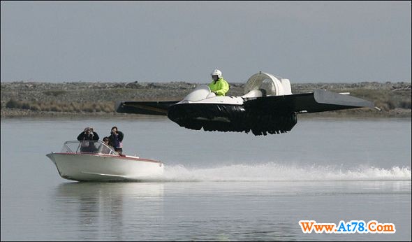 新西兰男子研制出海陆空三栖气垫船(组图)