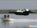 新西兰男子研制出海陆空三栖气垫船(组图)