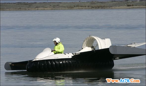 新西兰男子研制出海陆空三栖气垫船(组图)