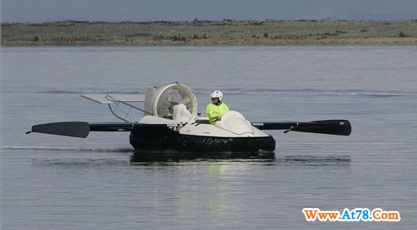 新西兰男子研制出海陆空三栖气垫船(组图)