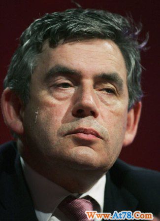 这个白领脾气大！英国首相布朗一年砸上百个键盘