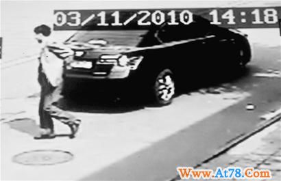 刚锁好车门 小偷就拉开车门行窃！