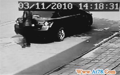 刚锁好车门 小偷就拉开车门行窃！