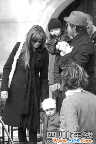 朱莉全家游威尼斯 双胞胎已能走路星味十足(图)