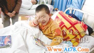 一场车祸母亡父痴 5岁男孩不要瘫痪要坚强