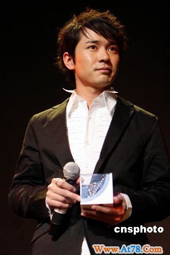 阿穆隆满脸胡碴神情呆滞 仍被拘未取保候审(图)