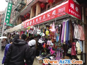 嚣张劫匪光天化日行抢还喷辣椒水 纽约女华商遇袭