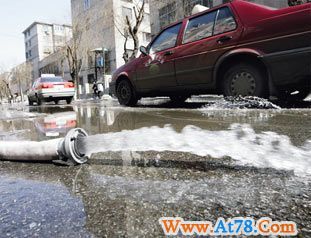 沈阳业主心疼漏水成河 挂牌“免费洗车”(图)