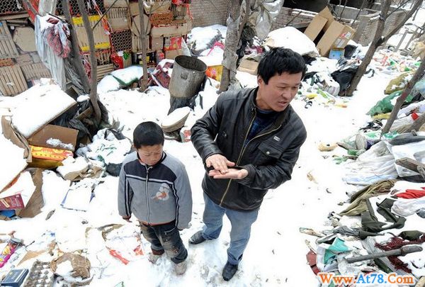 8岁顽童垃圾堆捡到10万元烧着玩 打工父亲忙报案(高清组图)