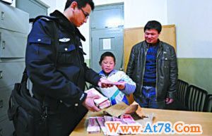 8岁顽童垃圾堆捡到10万元烧着玩 打工父亲忙报案(高清组图)