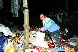 8岁顽童垃圾堆捡到10万元烧着玩 打工父亲忙报案(高清组图)