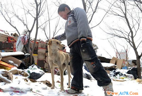 8岁顽童垃圾堆捡到10万元烧着玩 打工父亲忙报案(高清组图)