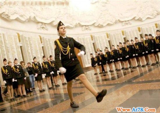 探秘!俄罗斯的少女军校(组图)
