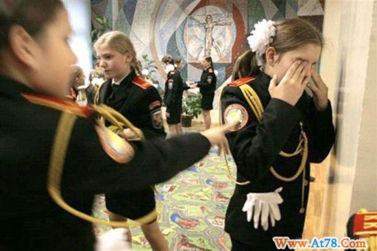 探秘!俄罗斯的少女军校(组图)