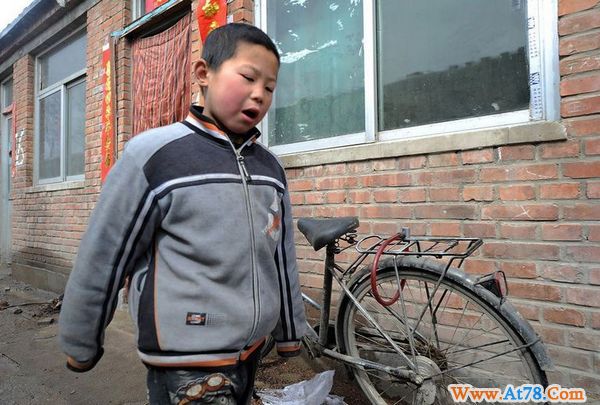 8岁顽童垃圾堆捡到10万元烧着玩 打工父亲忙报案(高清组图)