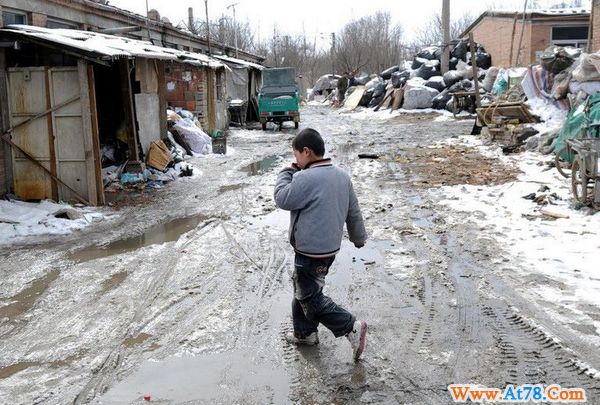 8岁顽童垃圾堆捡到10万元烧着玩 打工父亲忙报案(高清组图)