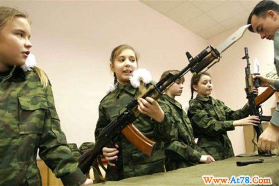 探秘!俄罗斯的少女军校(组图)