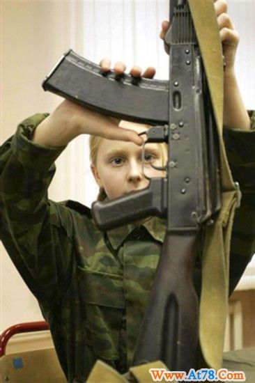 探秘!俄罗斯的少女军校(组图)