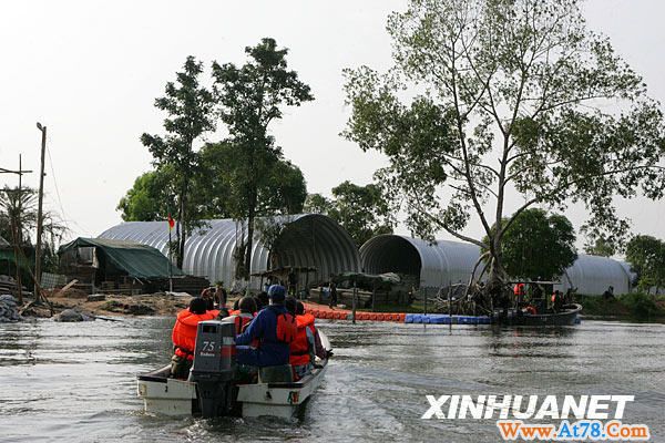 获释中华人民共和国渔民抵达喀麦隆西部港口林贝