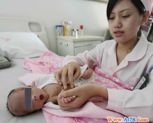 早产女婴肠胃全“罢工” 竟然只剩下2斤7两(组图)