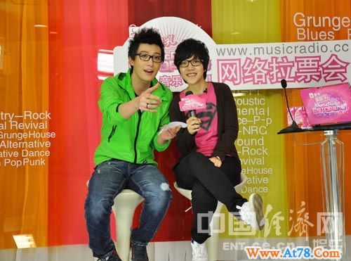 乔任梁清新开场 李霄云深情演唱 默契百分百(图)