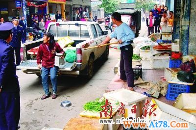 摊贩因妻子被暴打至失禁 威胁杀城管(组图)