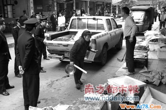摊贩因妻子被暴打至失禁 威胁杀城管(组图)