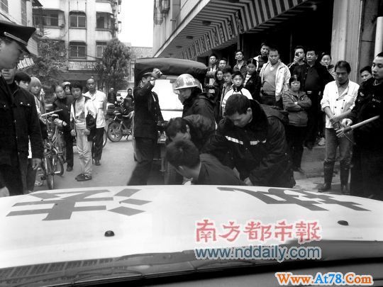 摊贩因妻子被暴打至失禁 威胁杀城管(组图)