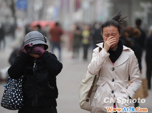 图：山西太原遭浮尘笼罩