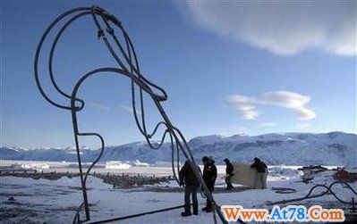 荷兰在冰山上放大型雕塑 提醒气候变暖(图)