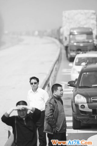 京港澳高速郑漯段34辆车连环相撞致20公里拥堵(组图)