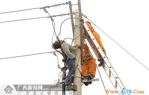 男尸悬挂城郊高压线上 疑为偷割电缆不慎触电(图)