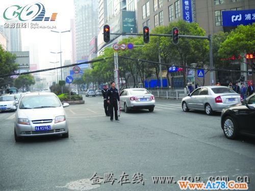 电缆线堵路 云梯当“电杆”(图)