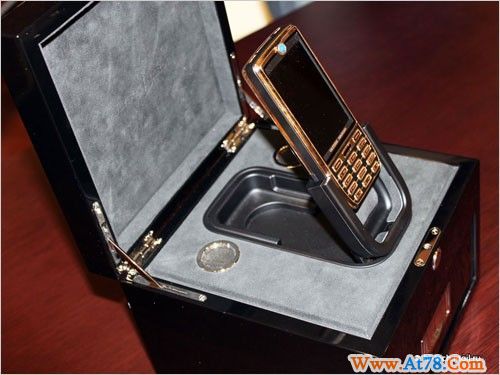 搭载Android2.1 混合动力奢华手机亮相