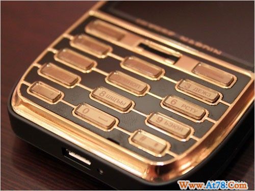 搭载Android2.1 混合动力奢华手机亮相