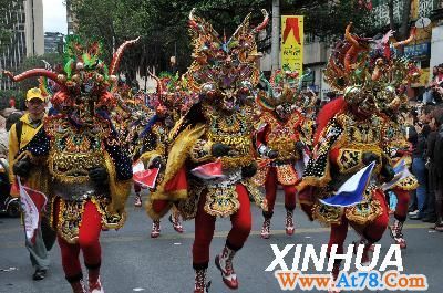 伊比利亚美洲艺术节举行开幕式盛装游行（4）(图)