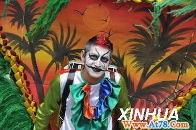 伊比利亚美洲艺术节举行开幕式盛装游行（3）(图)