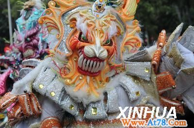 伊比利亚美洲艺术节举行开幕式盛装游行（2）(图)