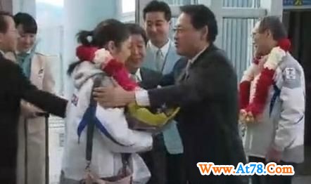 部长强行拥抱金妍儿遭拒。