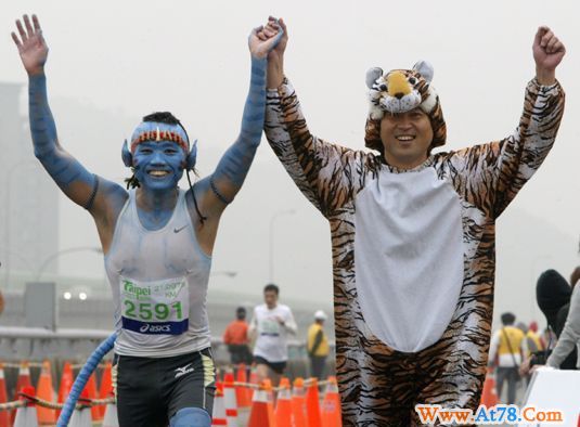 台北马拉松赛开跑 男子变装“阿凡达”参赛(组图)