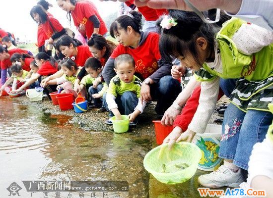 小朋友投放万尾鱼苗