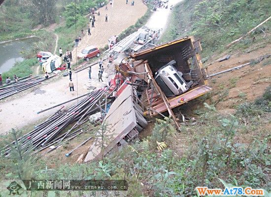 三辆重型牵引车发生碰刮 两辆车翻出路外致4死1伤