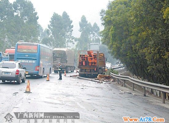 三辆重型牵引车发生碰刮 两辆车翻出路外致4死1伤